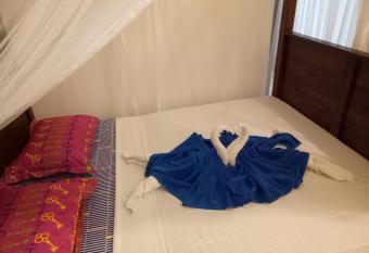 Sun Set Sea Family House allows 18 year olds to book a room