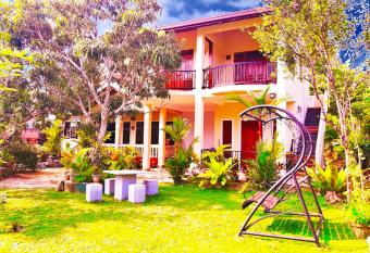 Sunny Side Villa has Smoking/Balcony rooms