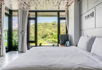 Han Yan Design Hotel allows 18 year olds to book a room