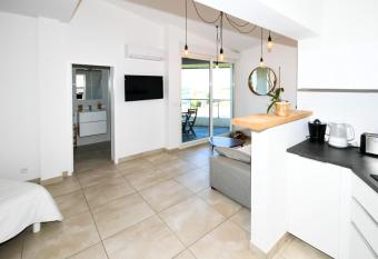 Le Ch  teau Leenhardt allows 18 year olds to book a room