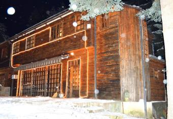 Persey Villa Borovets has rooms with a private hot tub