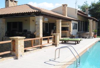 Melpo Estate Kapandriti has Smoking/Balcony rooms