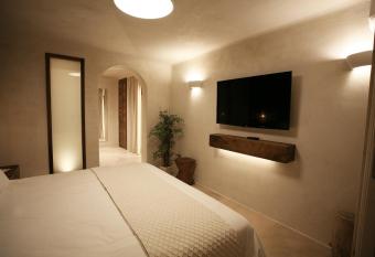 Atlantis Beach Residence has rooms with a private hot tub