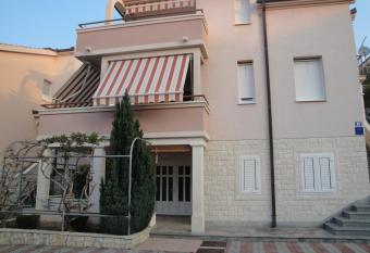 Apartment   vr  o has Balcony rooms