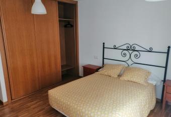 Apartamentos MonteBlanco Costa da Morte has rooms with a private hot tub