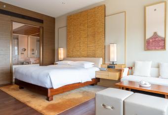 Hyatt Regency Xiamen Wuyuanwan has rooms with a private hot tub