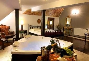 Restauracja - Hotel Mocca D oro has rooms with a private hot tub
