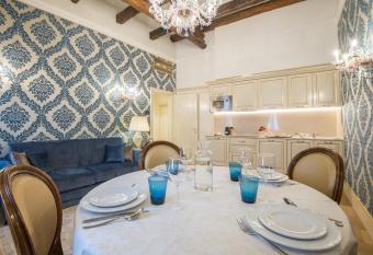 Ai Patrizi di Venezia allows 18 year olds to book a room