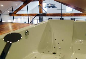 Les suites sainte claire allows 18 year olds to book a room