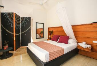 Manigua Tayrona Hostel has rooms with a private hot tub