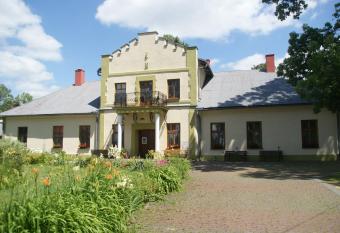 Dworek M  ynarza has Balcony rooms