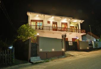 Four season Guest house has Balcony rooms