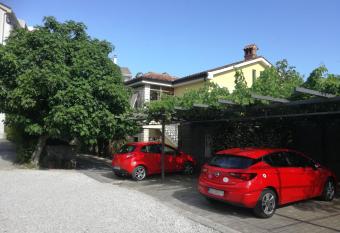 Guesthouse Leasol has Balcony rooms