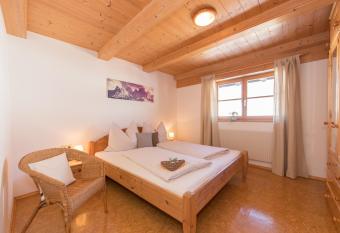 Bio-Bauernhof Niederlehen has Balcony rooms