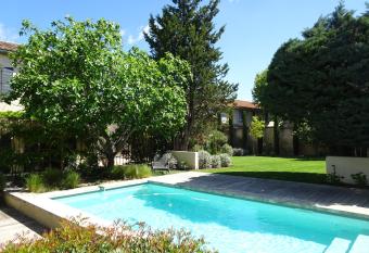 Domaine de la Girafe allows 18 year olds to book a room