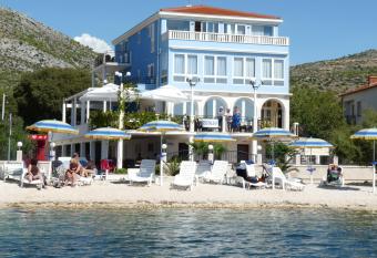 Villa Mediterana has Balcony rooms