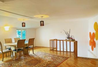 La Jolie Maison has Smoking/Balcony rooms