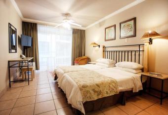 The Reef Apartments has Balcony rooms