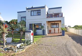 2 Sisters Retreat has Balcony rooms