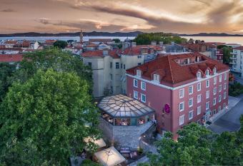 Bastion Heritage Hotel - Relais & Ch  teaux has Smoking/Balcony rooms