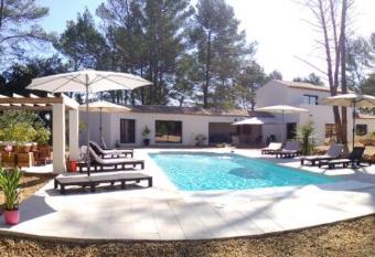 Villa CARPE DIEM has rooms with a private hot tub