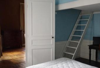 Le Quatre has Balcony rooms