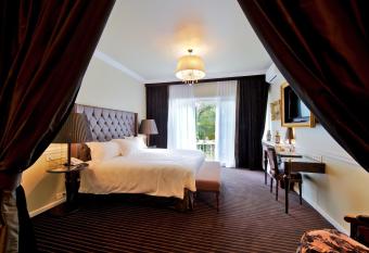 Hotel Manos Premier allows 18 year olds to book a room