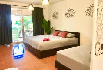 Insook Ko Larn Resort has Balcony rooms