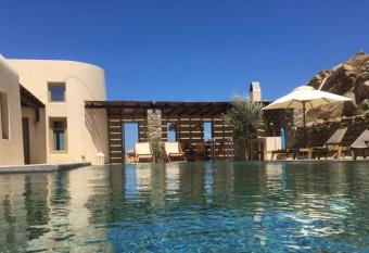 Aviola Mykonos has rooms with a private hot tub