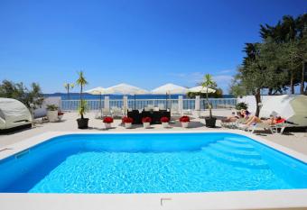 Villa Triana-Adults Only allows 18 year olds to book a room