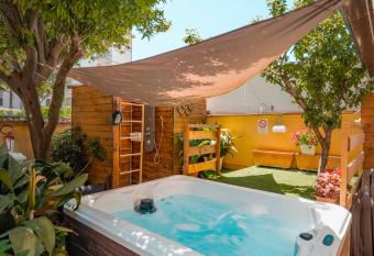 Domus Vesuvia has rooms with a private hot tub