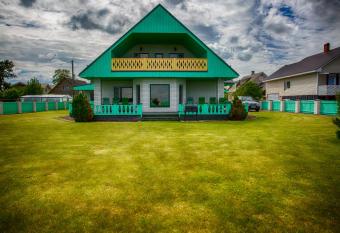Raja Lake House has Balcony rooms