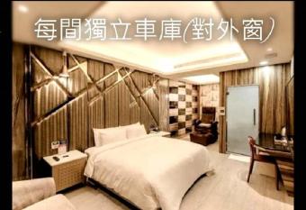 Point Motel has rooms with a private hot tub