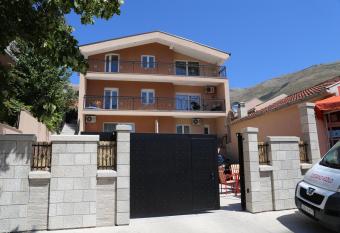 Mango Apartments has Balcony rooms