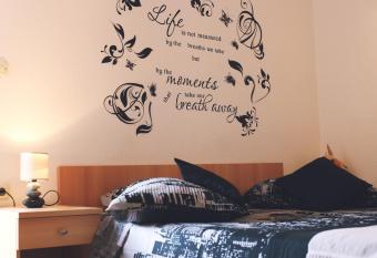 Apartment & Rooms Marigold has Balcony rooms