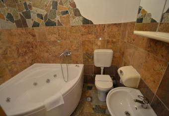 Pansion & Restoran Winnetou has rooms with a private hot tub