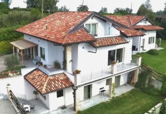 Arc en Ciel Appartments has Balcony rooms