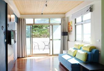 Breeze and Waves Hostel has Balcony rooms