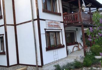 Mama Emiliya Guest House has Balcony rooms