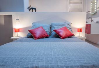 Chambres d h  tes L Ecrit Vin allows 18 year olds to book a room