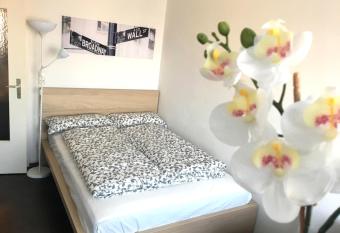 Business Appartement allows 18 year olds to book a room