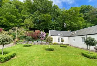 Spacious cottage - walk to Crieff has Balcony rooms
