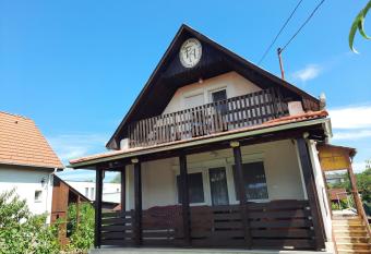 Farag   Apartman has rooms with a private hot tub