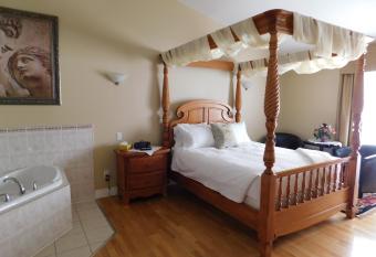 Lakeshore Inn has rooms with a private hot tub