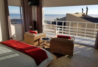 Atlantic Loft - Open plan apartment with Sea Views has Balcony rooms