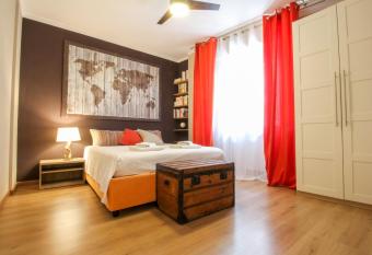 La maison du monde has Balcony rooms