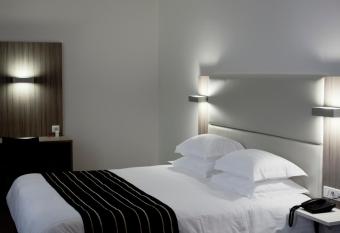 Brit Hotel de Grignan Vichy has rooms with a private hot tub