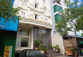 Hoang Anh Star Hotel allows 18 year olds to book a room