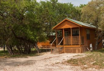 Medina Lake Camping Resort Cabin 3 has Balcony rooms