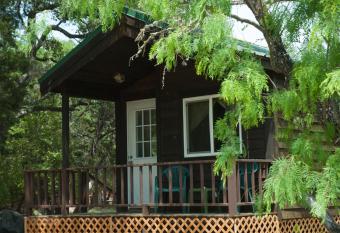 Medina Lake Camping Resort Cabin 7 has Balcony rooms